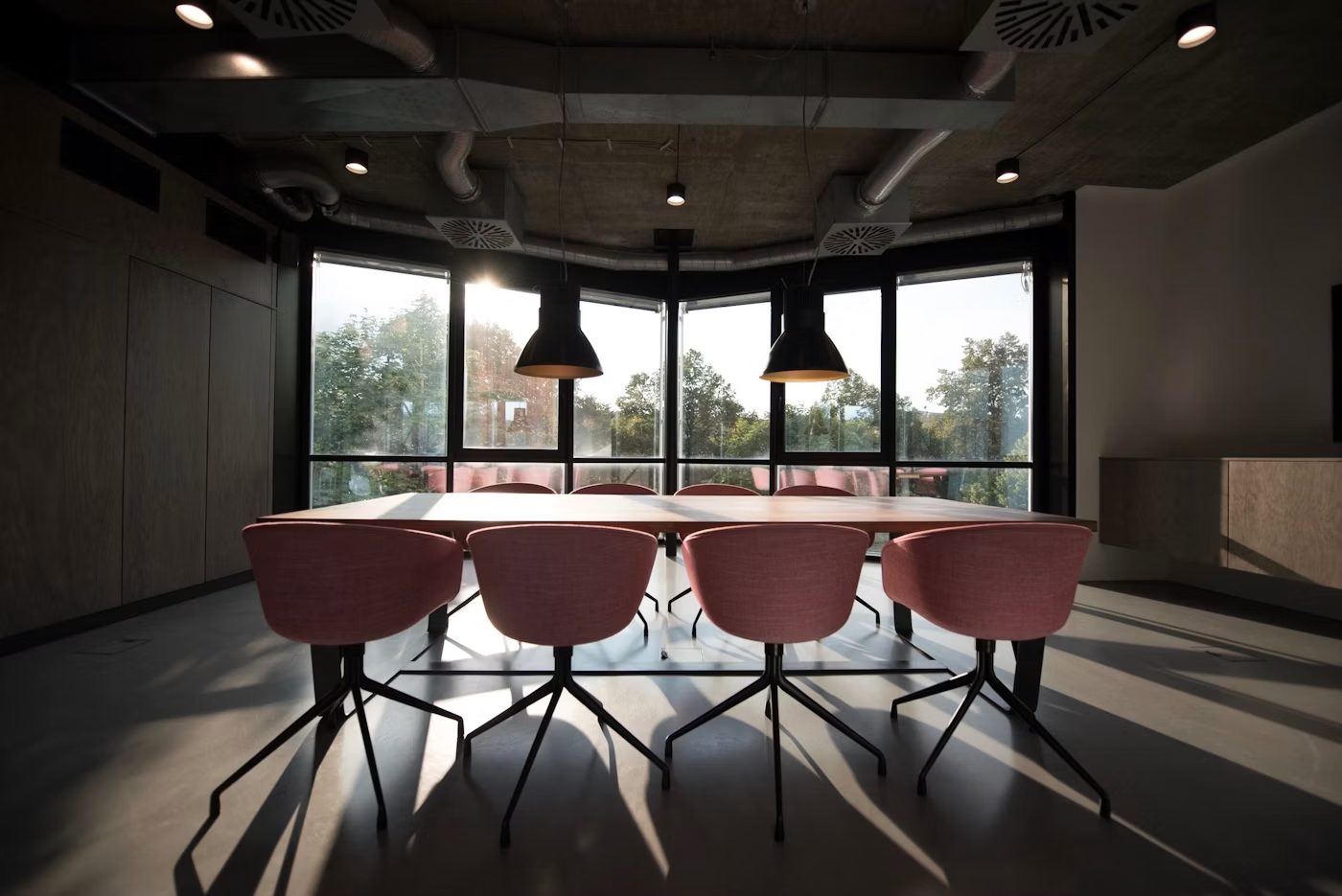 Sala de reunião ao anoitecer